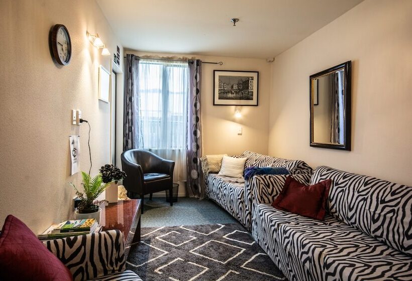 Отель Piwaka Lodge And Backpackers