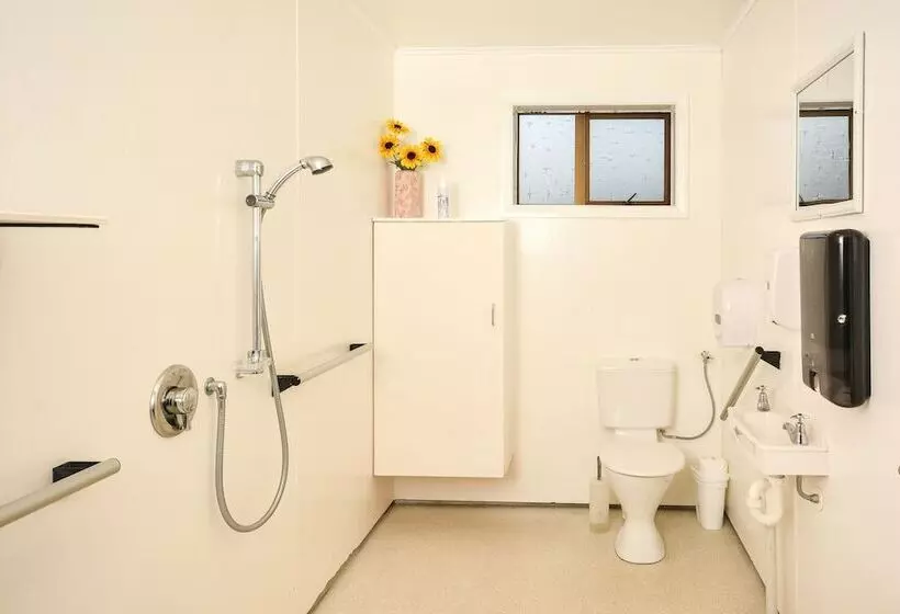 Hotelli Piwaka Lodge And Backpackers