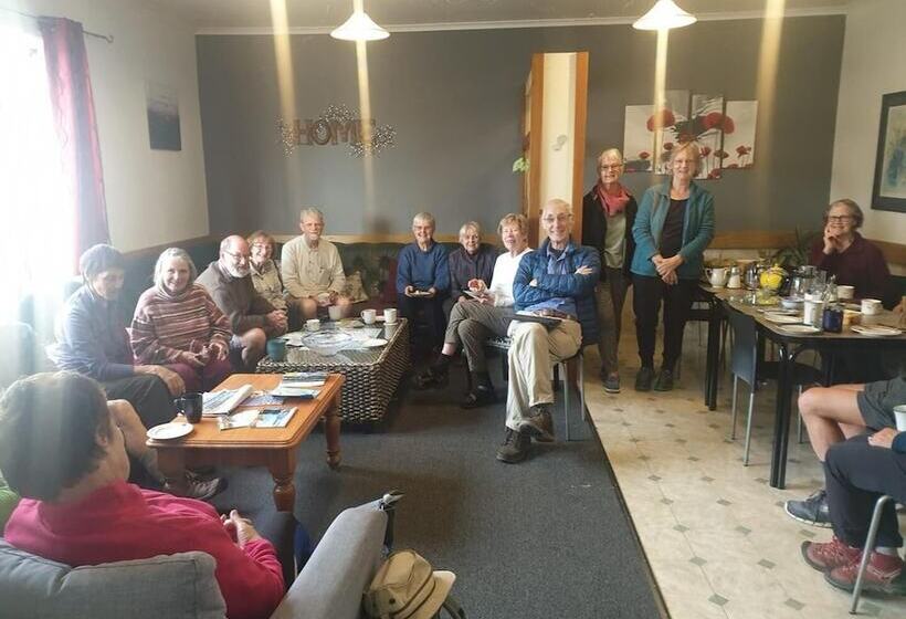 Отель Piwaka Lodge And Backpackers