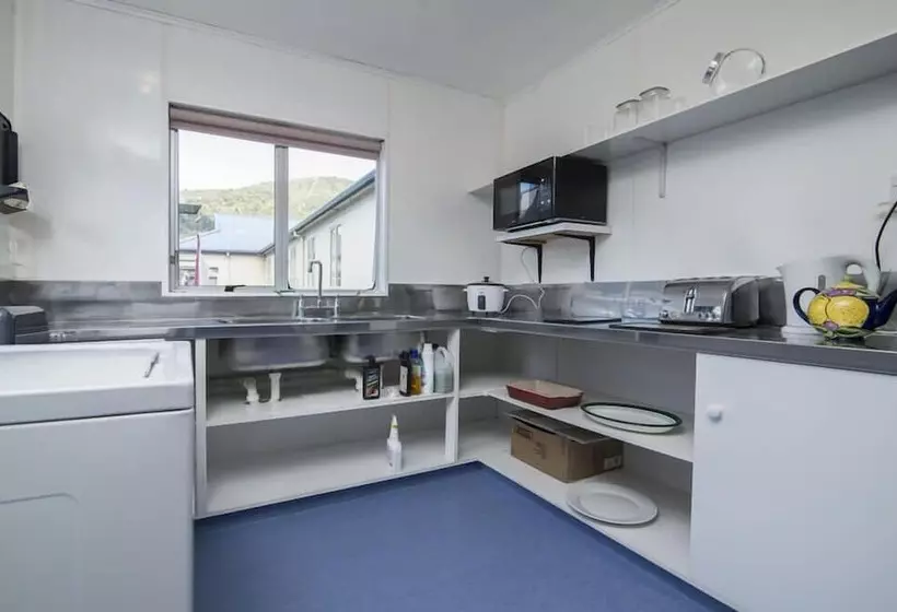 Hotelli Piwaka Lodge And Backpackers