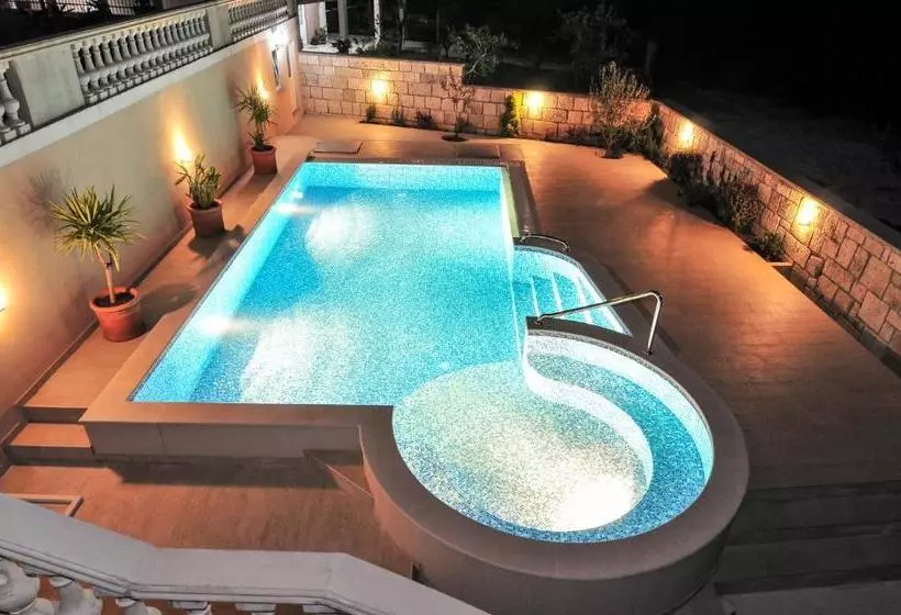 هتل Pontus Luxury Apartments