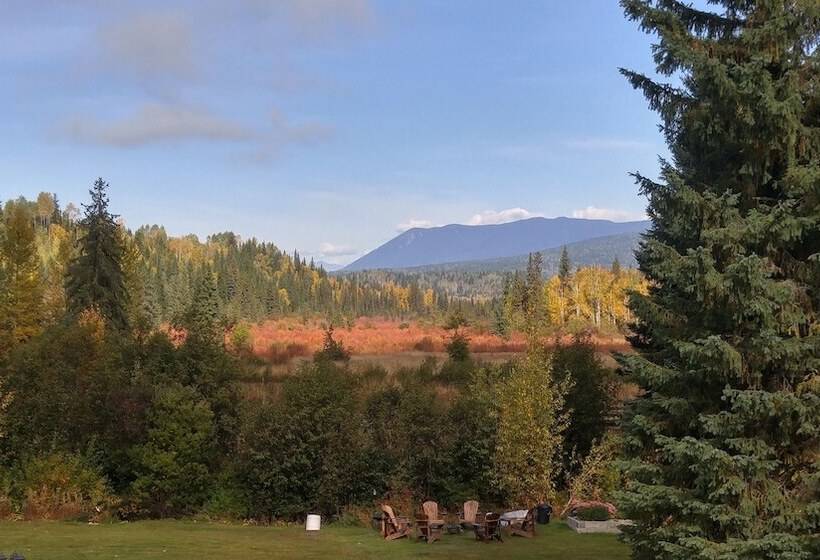 فندق Wolfwood Guest Ranch