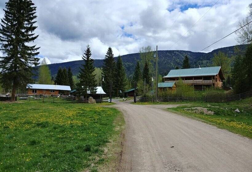 فندق Wolfwood Guest Ranch