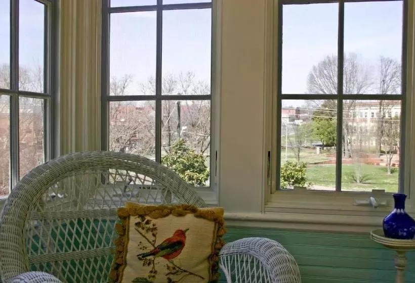 هتل 400 West High Inn