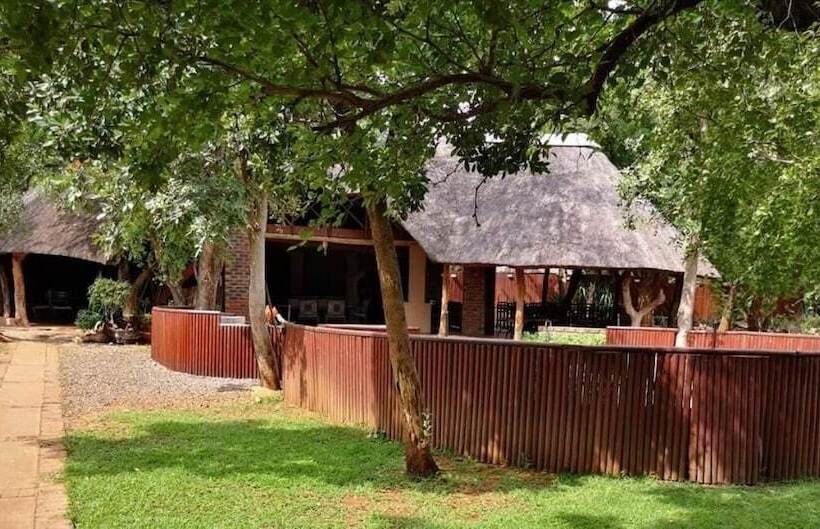 בית מלון כפרי Boulders Safari Lodge