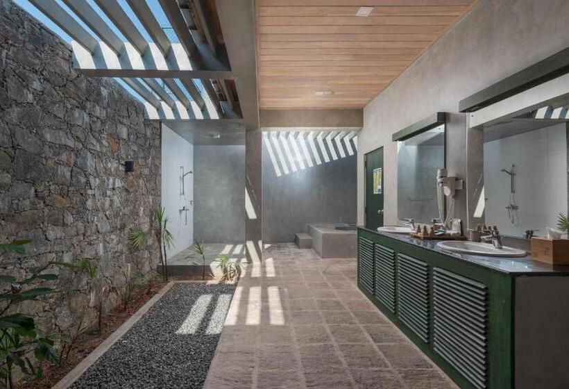 Отель Regenta Arie Lagoon Negombo