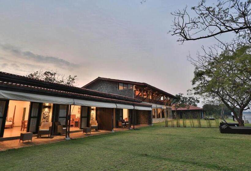 Отель Regenta Arie Lagoon Negombo