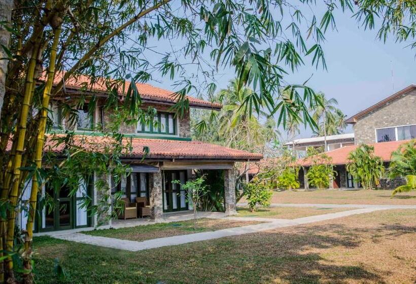 Отель Regenta Arie Lagoon Negombo