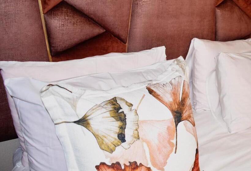 Отель Serene Guest Manor