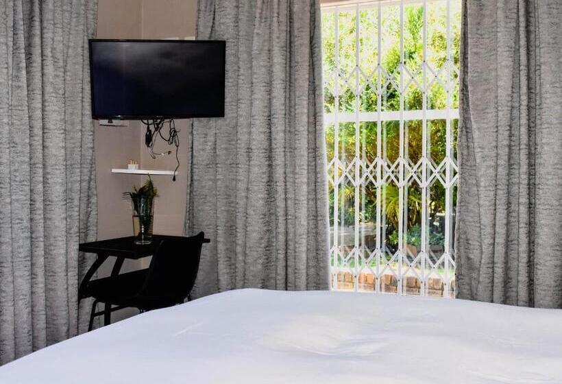 Отель Serene Guest Manor