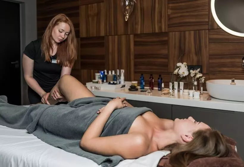 Crystal House Suite Hotel & Spa