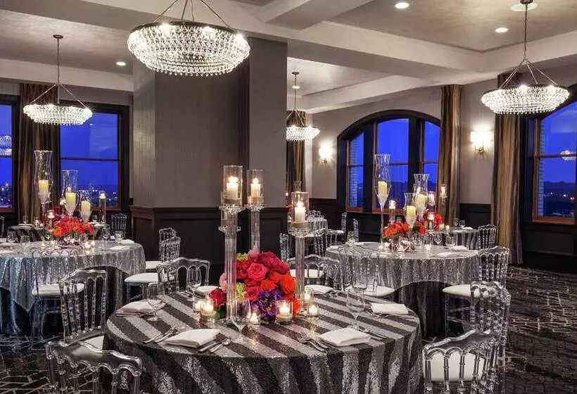 Hotelli Doubletree By Hilton Youngstown Downtown