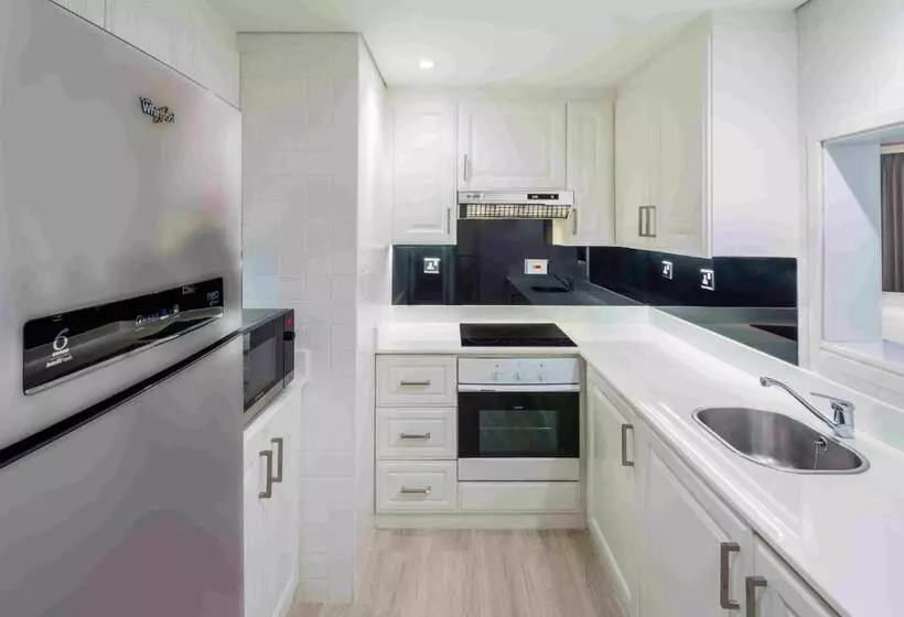 ホテル Beach Rotana – All Suites