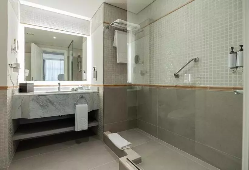 ホテル Beach Rotana – All Suites