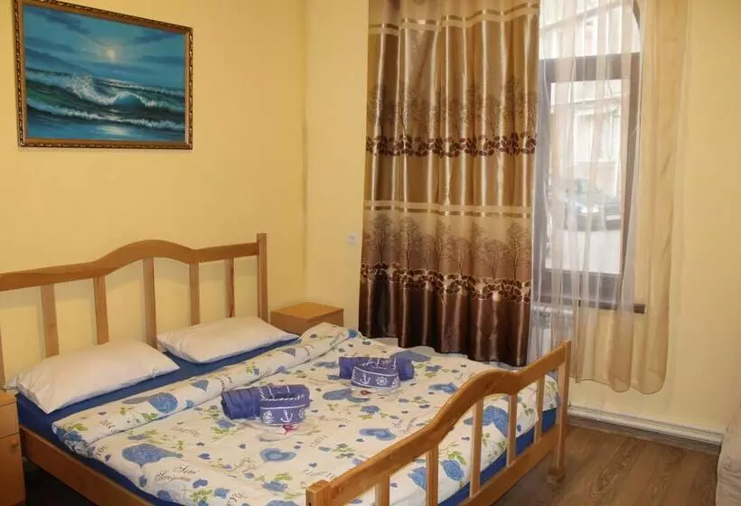 هتل Old Yerevan Hostel & Tours