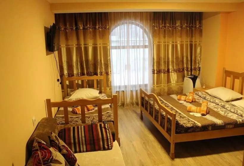 هتل Old Yerevan Hostel & Tours