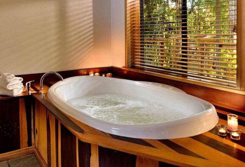 Отель Sharlynn By The River