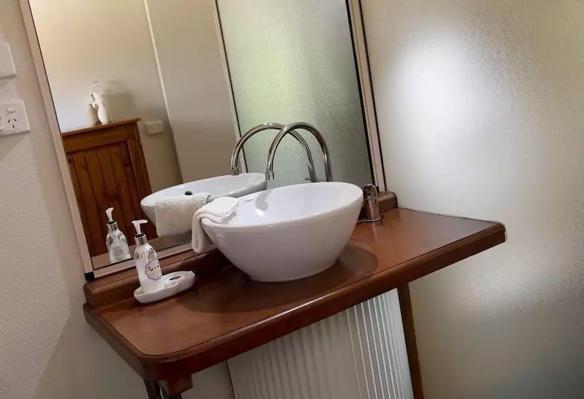 Hotelli Sharlynn By The River