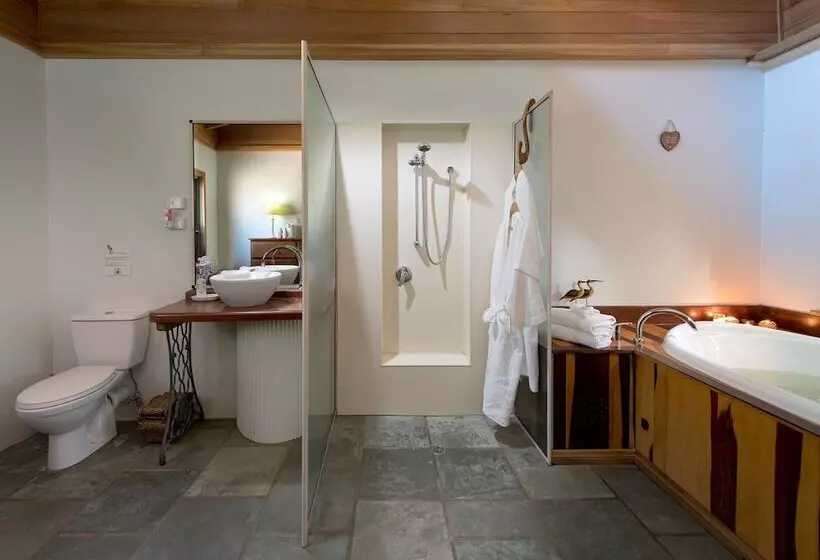 Hotelli Sharlynn By The River