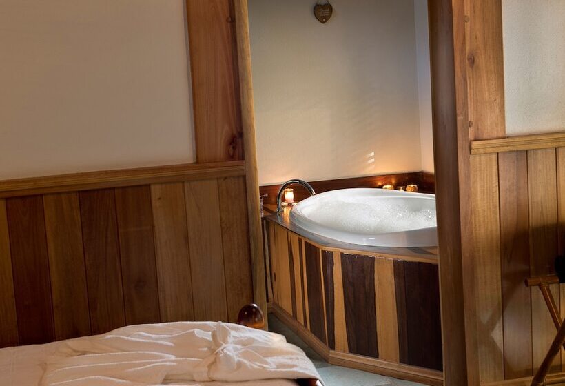 Отель Sharlynn By The River