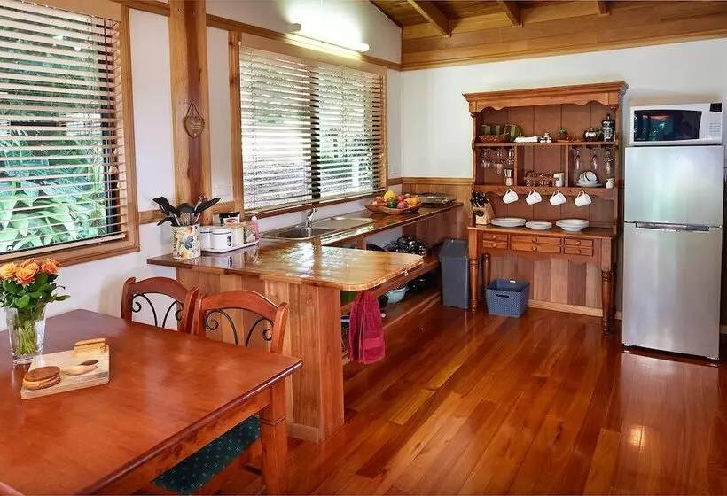 Hotelli Sharlynn By The River