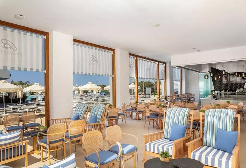 Hotelli Nissiblu Beach Resort