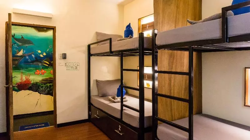 هتل Outpost Beach Hostel   Adults Only