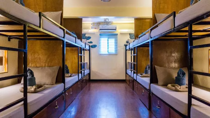 هتل Outpost Beach Hostel   Adults Only