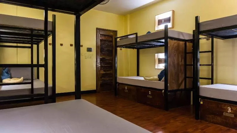 هتل Outpost Beach Hostel   Adults Only