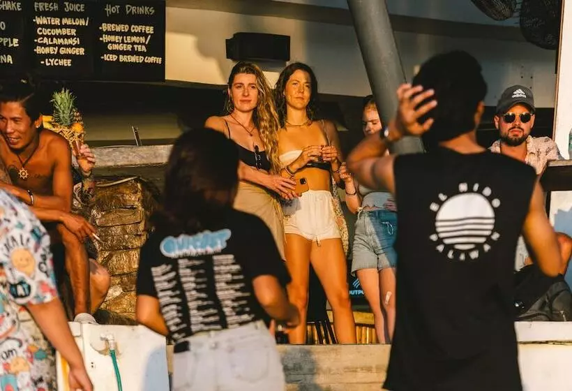هتل Outpost Beach Hostel   Adults Only