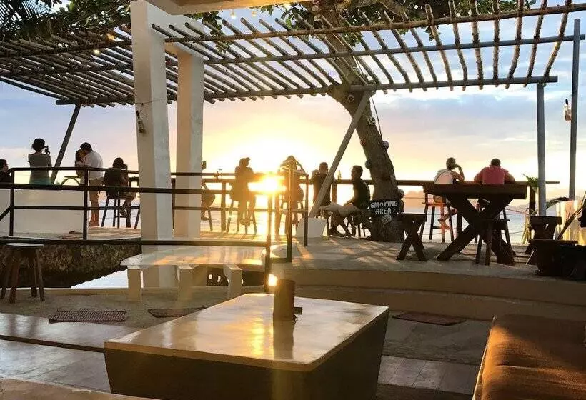 هتل Outpost Beach Hostel   Adults Only