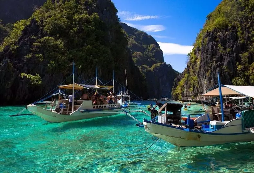 هتل Outpost Beach Hostel   Adults Only