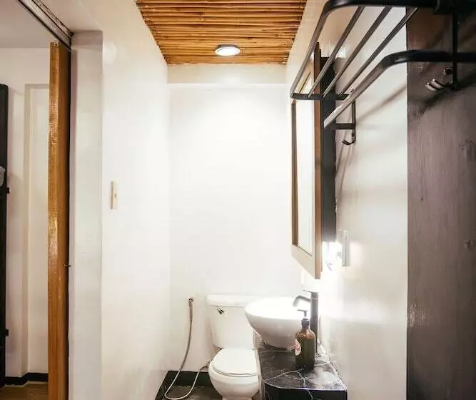هتل Outpost Beach Hostel   Adults Only