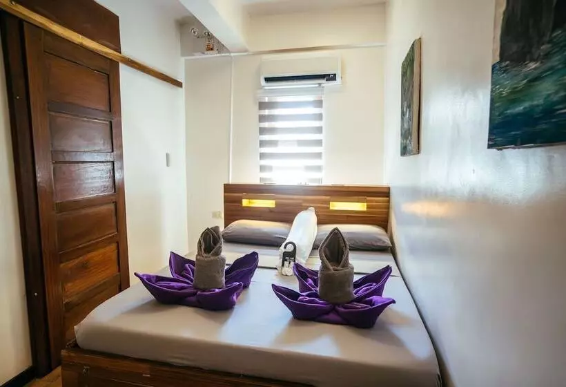هتل Outpost Beach Hostel   Adults Only