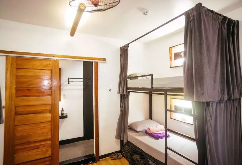 هتل Outpost Beach Hostel   Adults Only