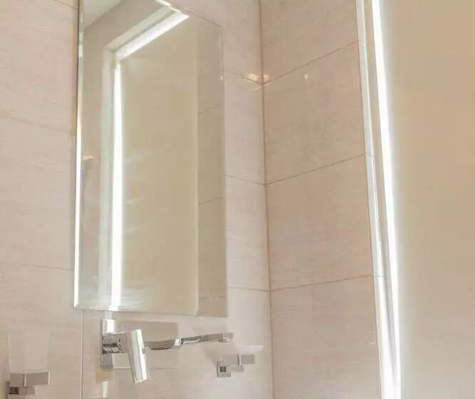 هتل Crown Properties