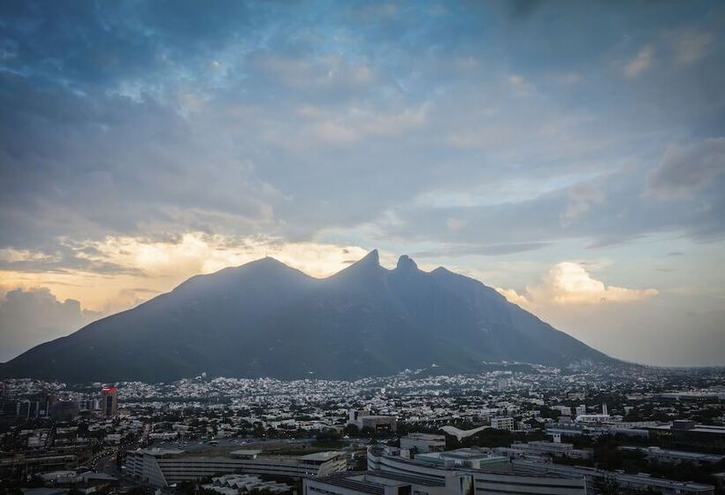 فندق One Monterrey Tecnológico