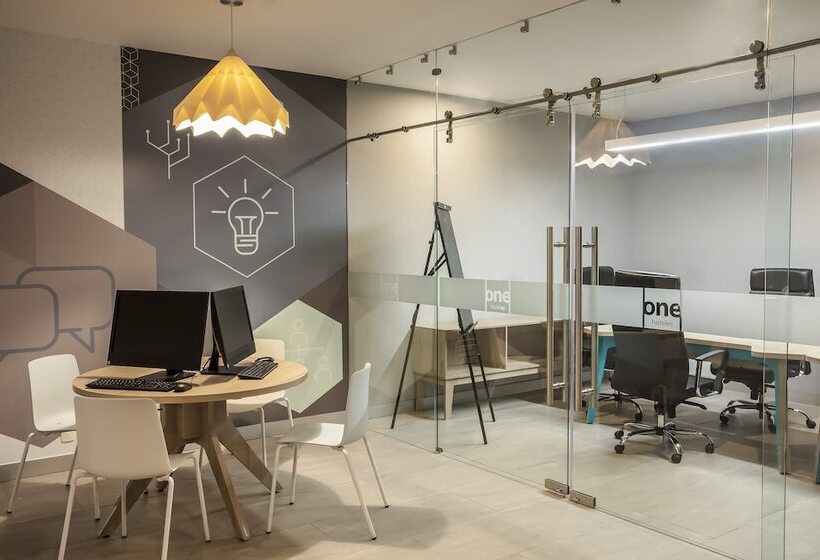 فندق One Monterrey Tecnológico