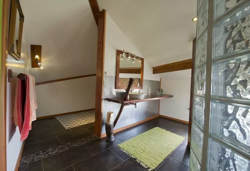 تختخواب و صبحانه Stiltz Guest House