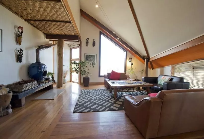 تختخواب و صبحانه Stiltz Guest House