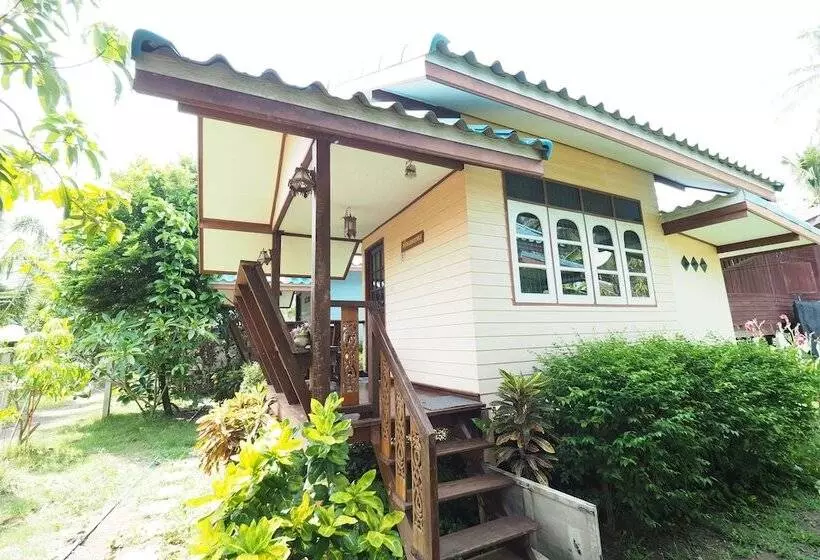 Hotelli Baan Suanjarean Resort