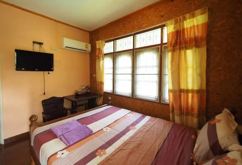 Hotelli Baan Suanjarean Resort