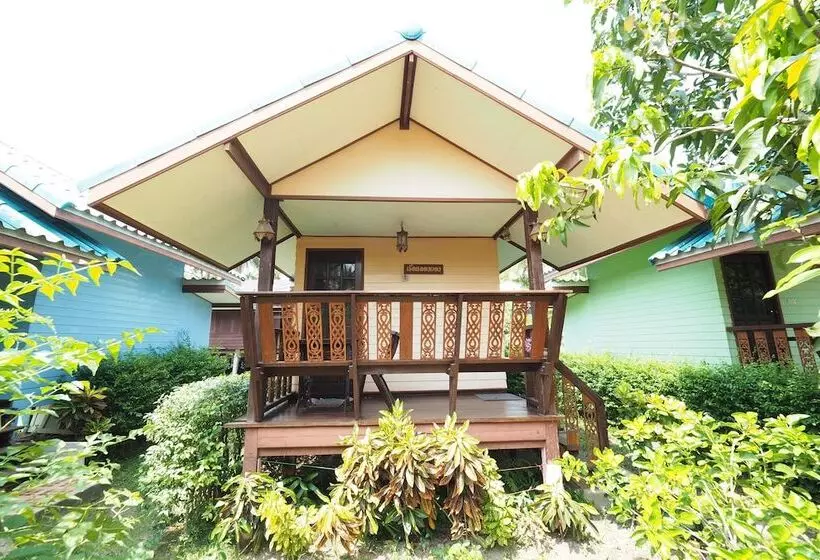 Hotelli Baan Suanjarean Resort