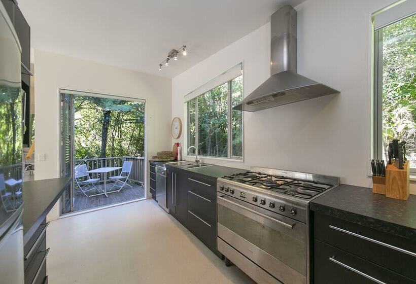 Ted S Cottage Near Little Oneroa Beach