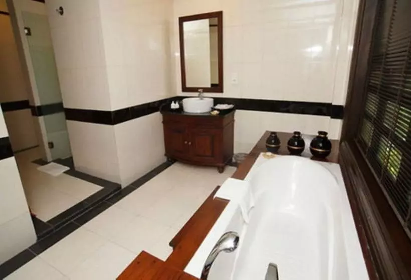 هتل The  Amara
