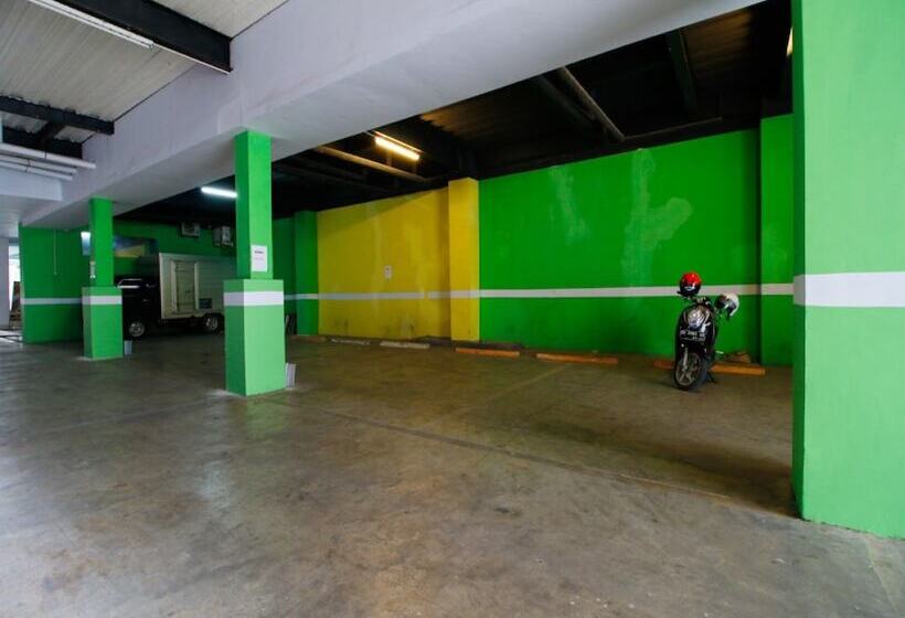 בית מלון כפרי Reddoorz Plus Near Pelabuhan Makassar