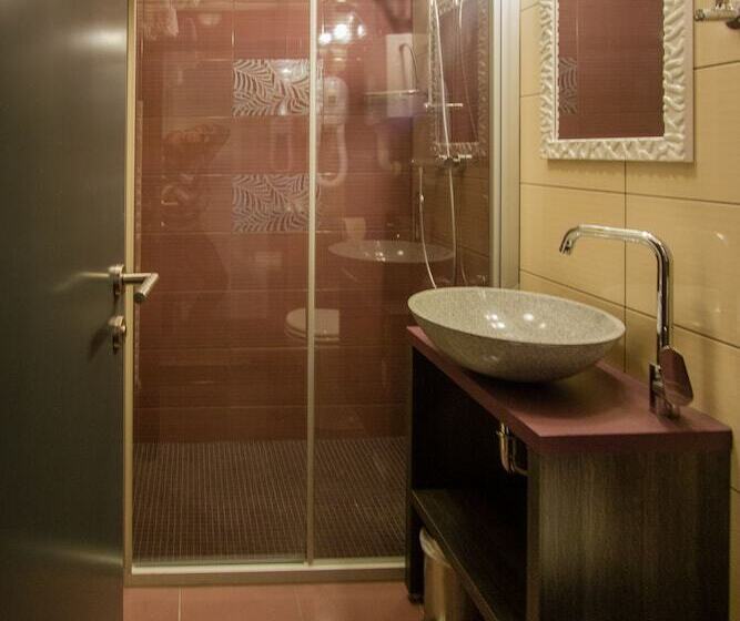 پانسیون Log In Rooms