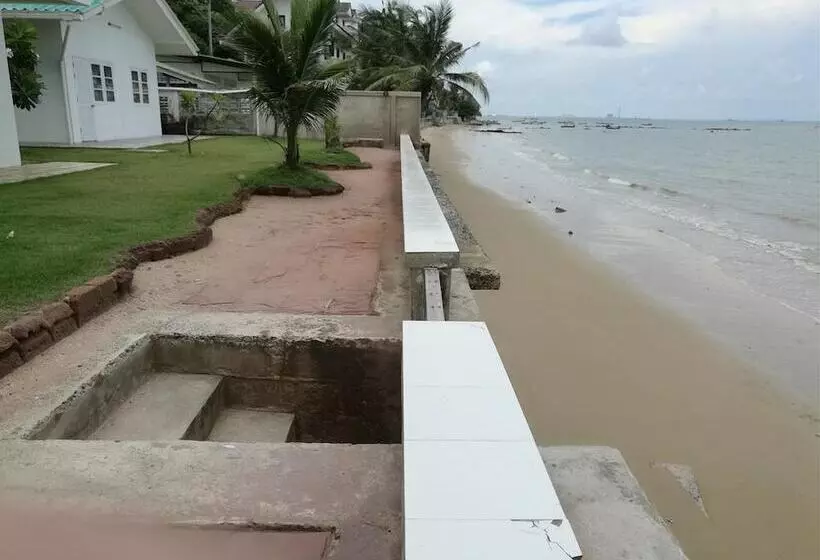 Gao Lighthouse Phala Beach