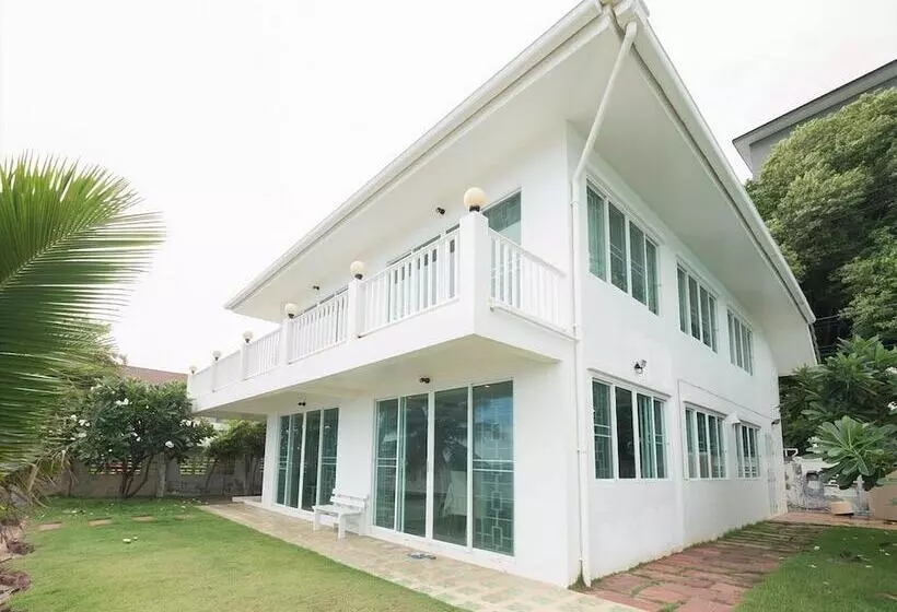 Gao Lighthouse Phala Beach