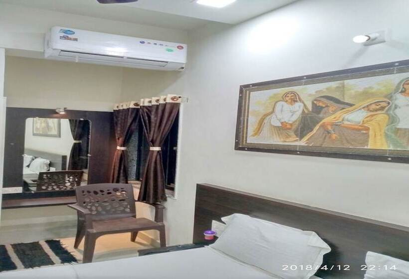 فندق Gayatri By Sky Stays